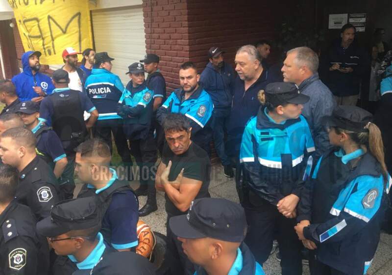 Los trabajadores se concentraron en la dependencia municipal en medio de un gran operativo policial ordenado por el intendente Jorge Paredi.