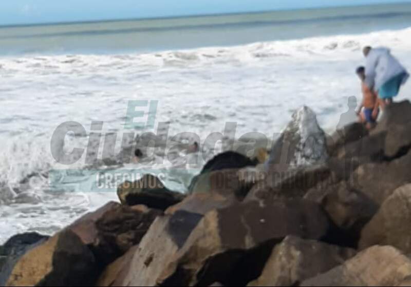 Ocurrió este viernes cuando se dio vuelta un kayak y un hombre fue arrastrado por la corriente. En Mar Chiquita, no hay guardavidas por determinación de Intendente Paredi.