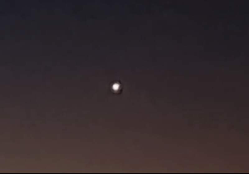 Usuarios de redes sociales postearon un video donde se observa un objeto luminoso que se mueve en el cielo de Parque Lago.
