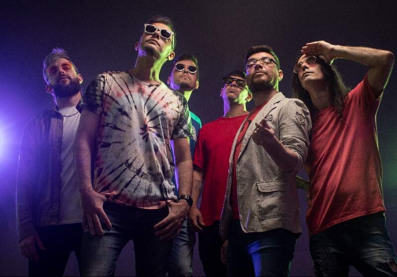 La ascendente banda formada en 2017 en Concordia, Entre Ríos ofrece una genial fusión de música electrónica con el pop, con un espectáculo audiovisual apto todo publico.