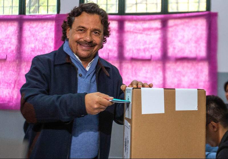 Superó el 47% de los votos y la oposición quedó detrás con Emiliano Estrada (Avancemos) y Miguel Nanni (Juntos por el Cambio).