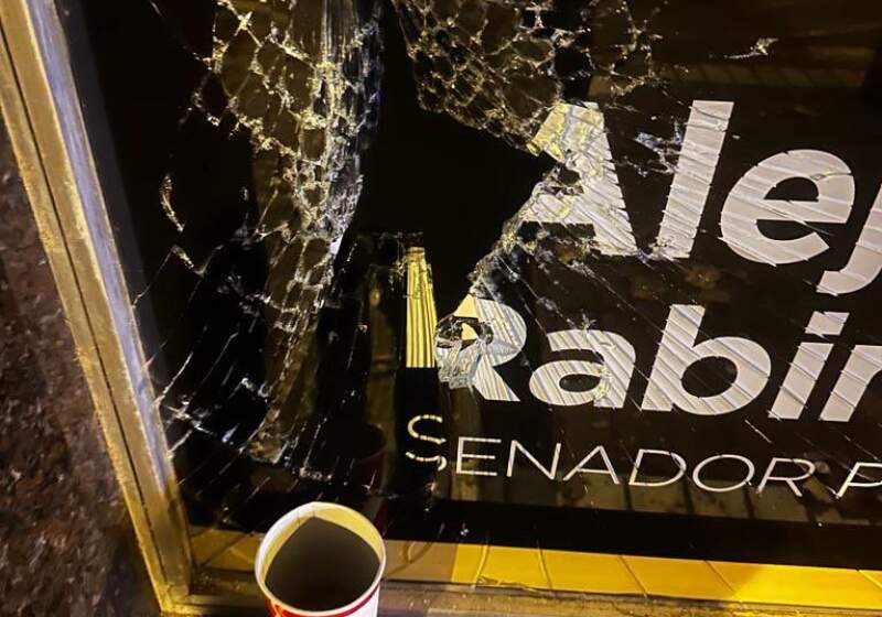 La sede del local partidario situado en Moreno y Salta amanecieron con los vidrios rotos y desde ese espacio político emitieron un comunicado lamentando el hecho