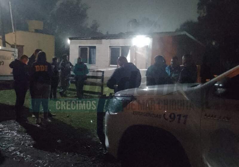 El cuerpo fue encontrado este lunes por la noche en una vivienda de calle El Dorado con heridas cortantes y quemaduras. Interviene el fiscal Ramiro Anchou.
