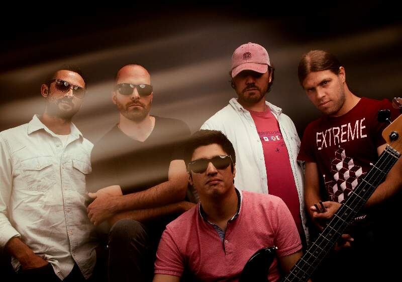 Formada en 2019 en el interior de Uruguay, fusiona distintos estilos y géneros, partiendo desde el rock, y con letras que van desde lo social a lo cotidiano.